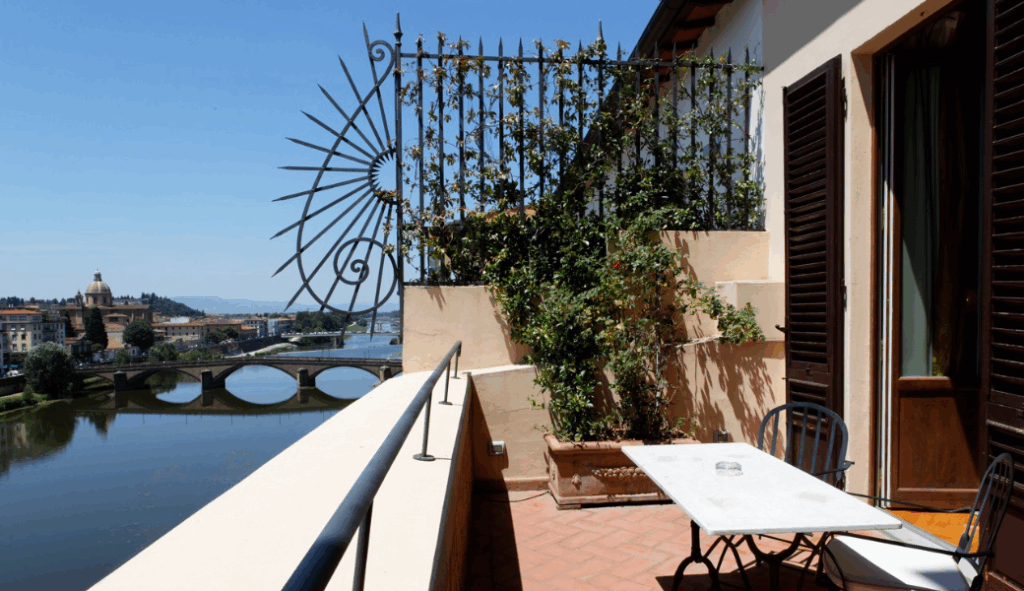 Camere con Terrazza all’Antica Torre Tornabuoni: un rifugio estivo nel cuore di Firenze